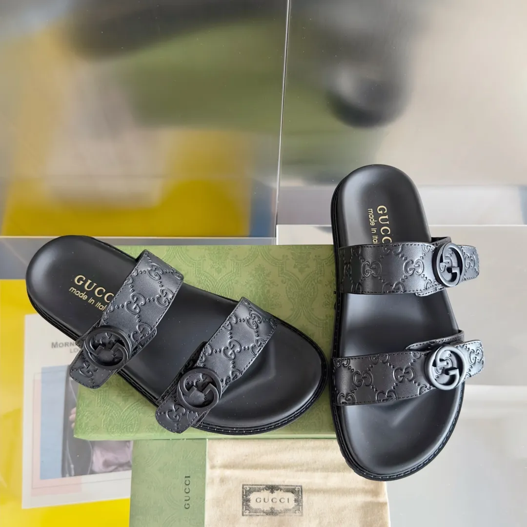 [G Home] Men's Men's Shoes💰: 300💰Size: 38-45 🆕2024Gucci Gucci Summer New Style Double G Presbyopia Flip-flops Cross Sandals Thick Sole Slippers Beach Shoes Original Purchase and Development Production G family's 2024 new summer dark horse items, fashion bloggers at home and abroad have put on the show, and it has become popular on social platforms at home and abroad. Fashionistas must pay for it, and they spend a lot of money to create ingenious craftsmanship and accurately restore every detail. Exquisite packaging at the delivery counter🛍📦 ▪️ Fabric: Original imported double G presbyopic leather ▪️ Lining: Original imported leather ▪️ Sole: Original open molded T men's shoes 💰U outsole ▪️ Bottom thickness: 3CM